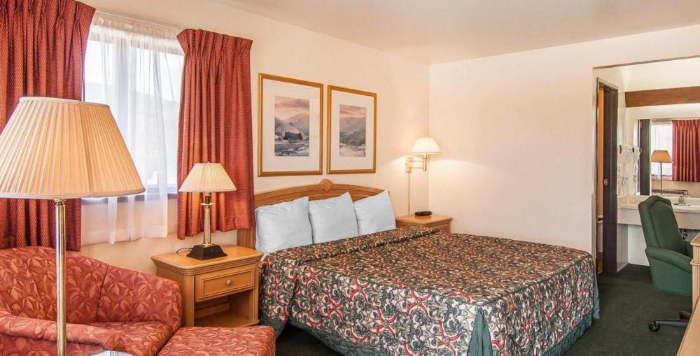 Deluxe King Room interior